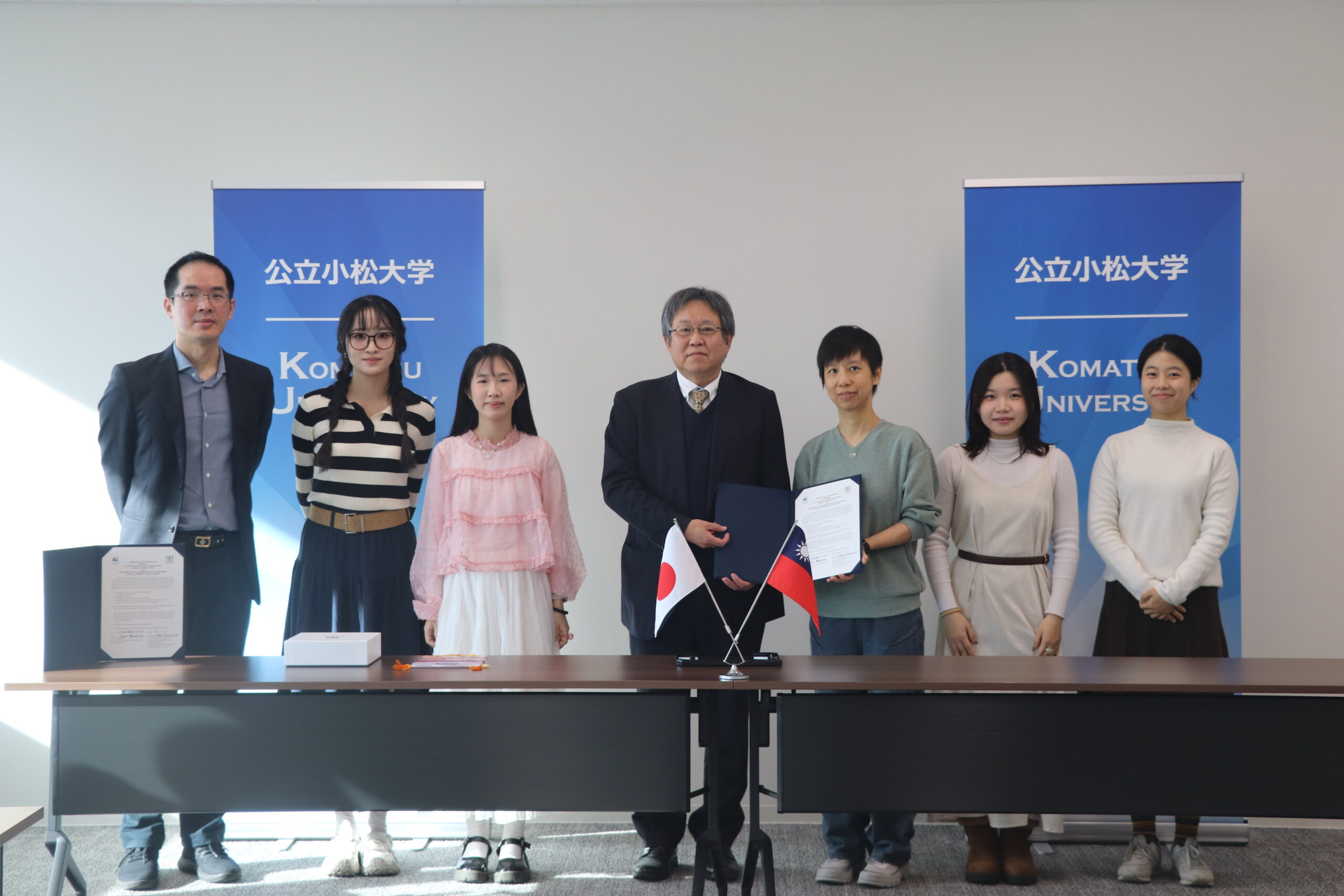 本系李芸蘋老師與小松大學的院長進行交流協定的簽署